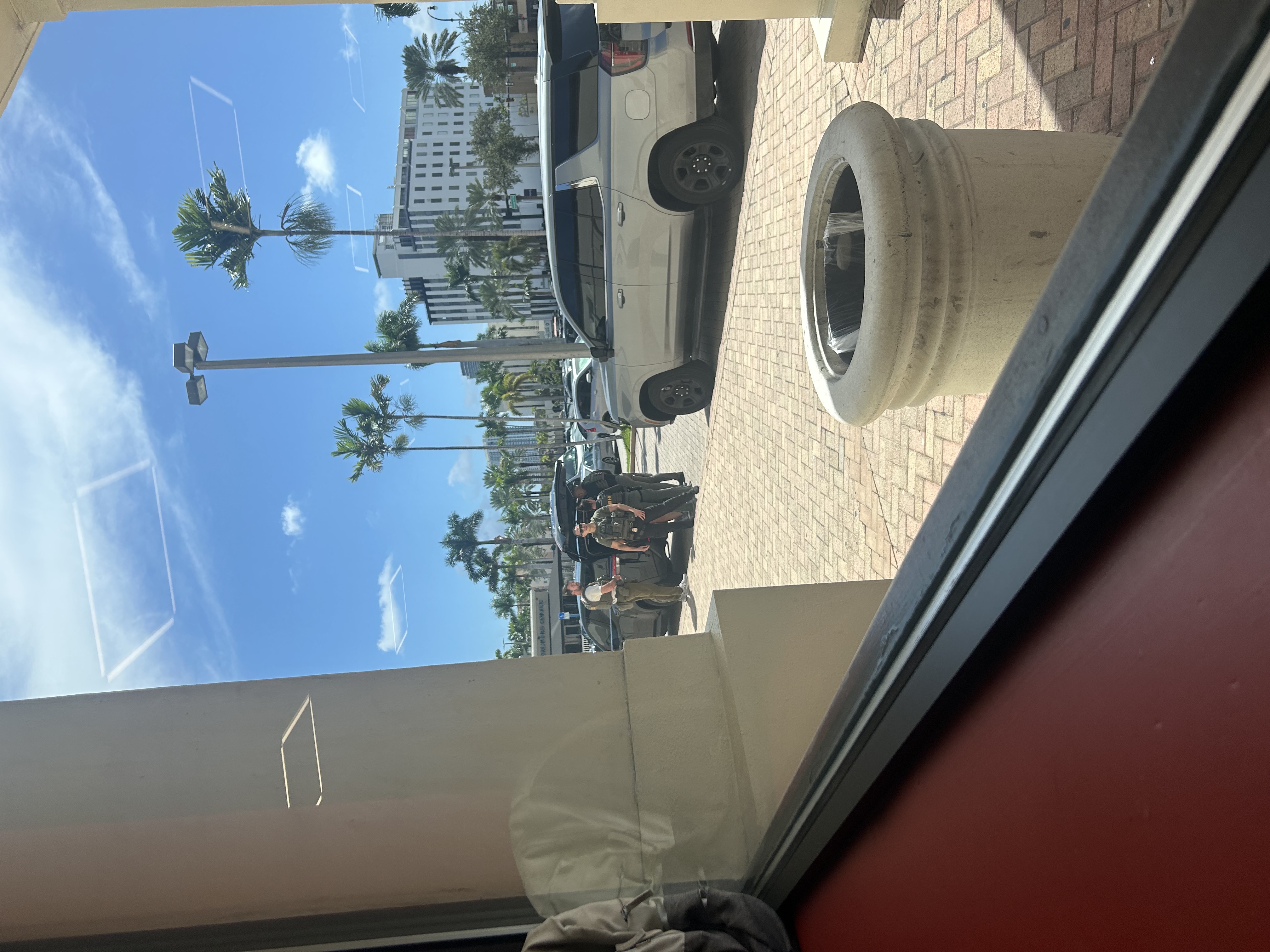 ICE 目击报告现场图片 · 1761 E Hallandale Beach Blvd, Hallandale Beach, FL 33009, USA