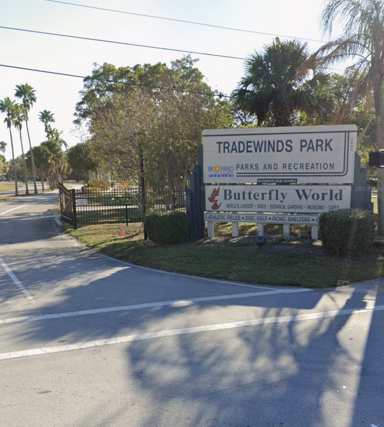 ICE 目击报告现场图片 · 3601 W Sample Rd, Coconut Creek, FL 33073, USA