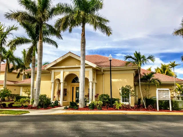 ICE 目击报告现场图片 · 4256 Bellasol Cir, Fort Myers, FL 33916, USA