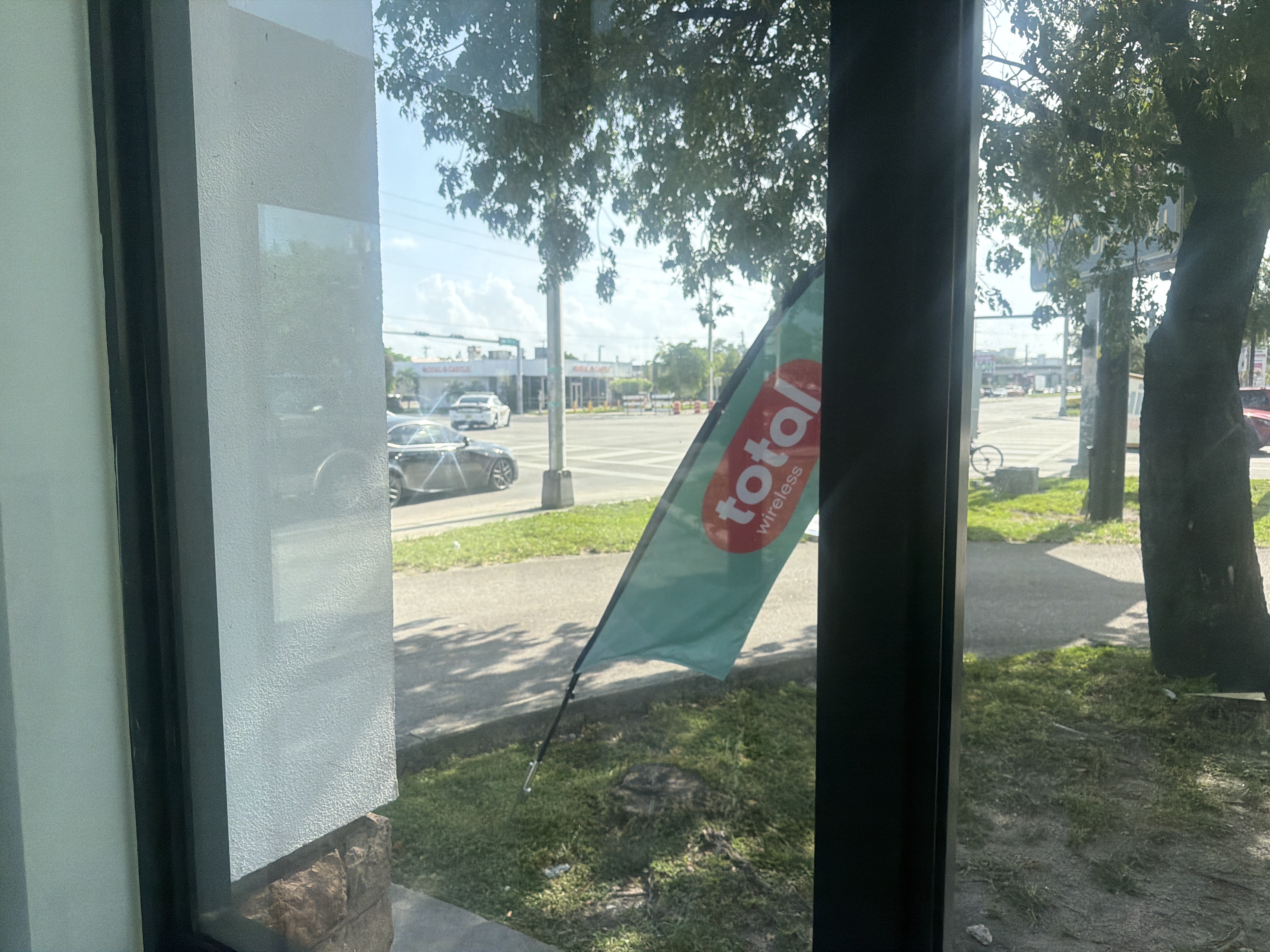 ICE 目击报告现场图片 · 7901 NW 27th Ave, Miami, FL 33147, USA