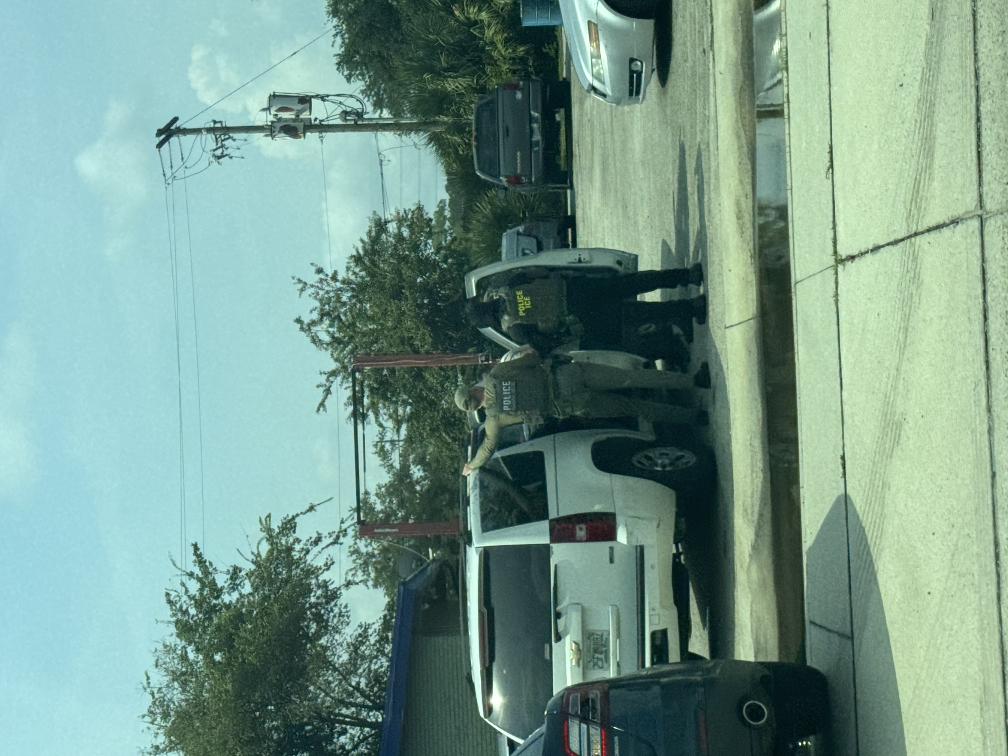 ICE 目击报告现场图片 · Beach Blvd u0026 Parental Home Rd, Jacksonville, FL 32216, USA