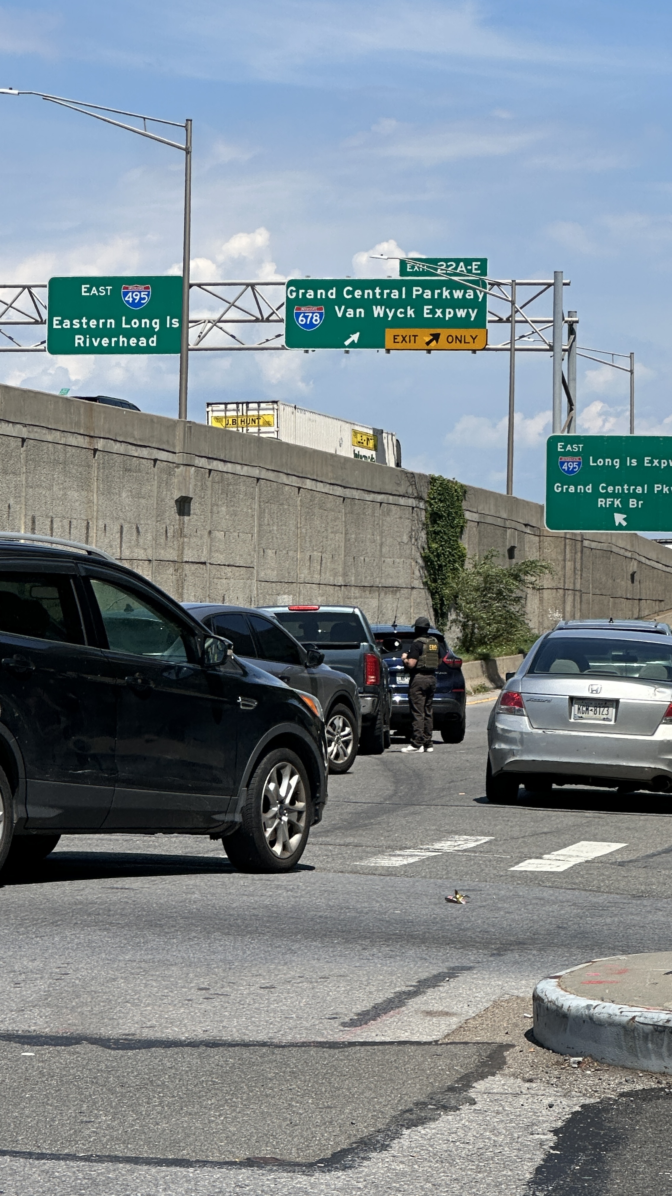 ICE 目击报告现场图片 · Horace Harding Expy, Queens, NY, USA