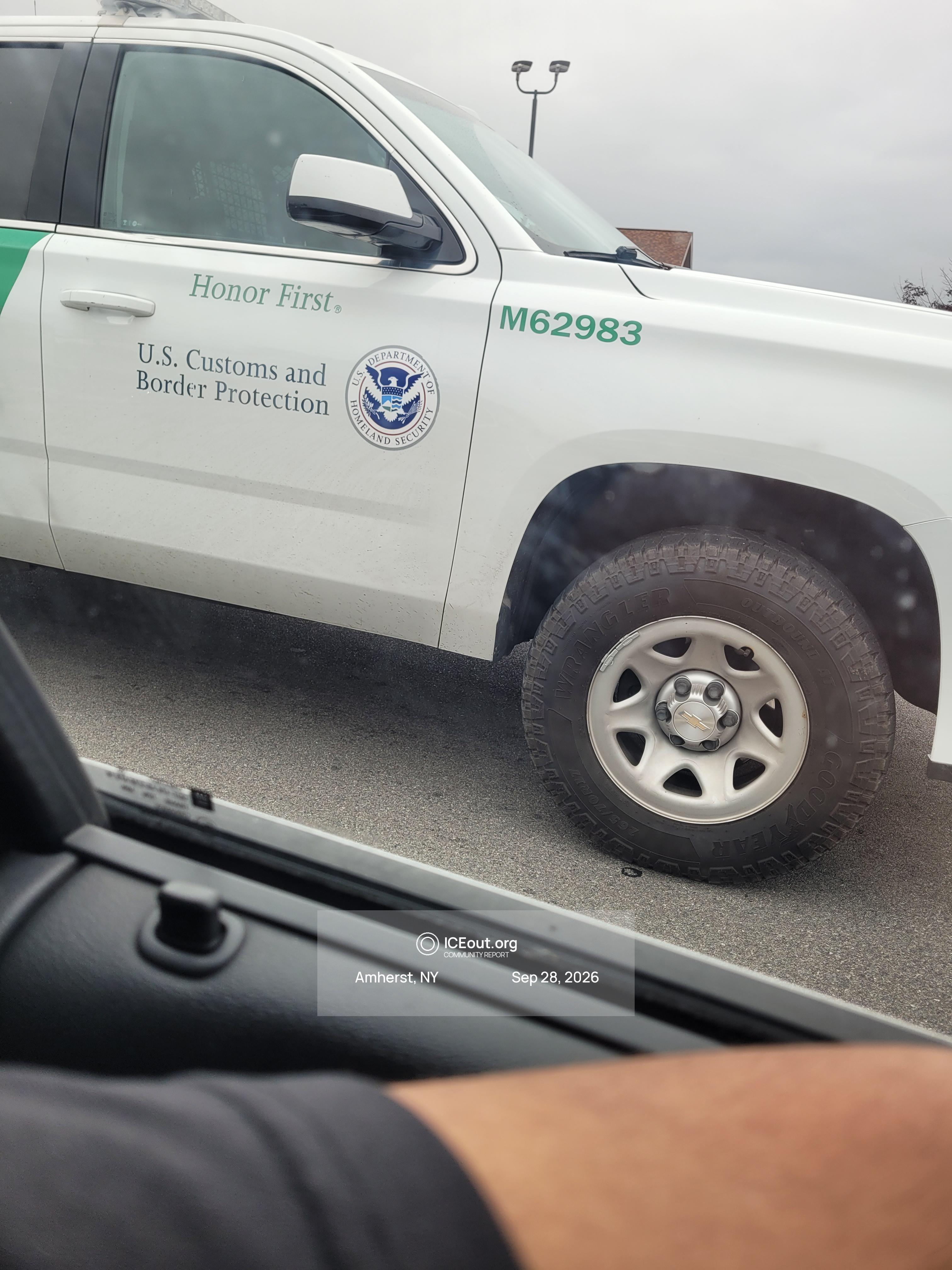 ICE 目击报告现场图片 · 3290 Sheridan Dr, Amherst, NY 14226, USA