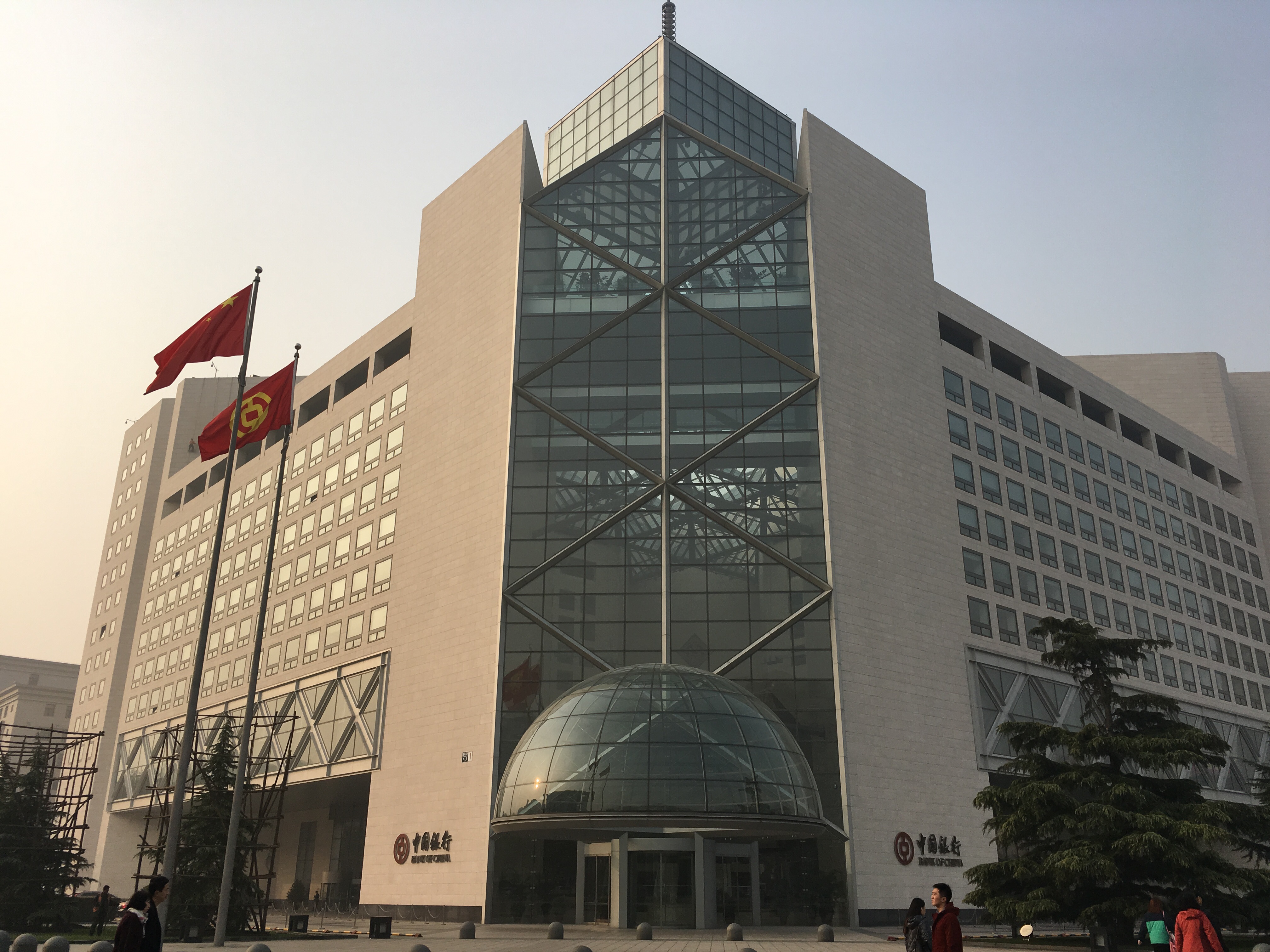 中国银行总行大楼,北京。10月20日1年期LPR报3.0%、5年期以上3.5%,连续17个月按兵不动。(资料图,图片来源:Wikimedia Commons)