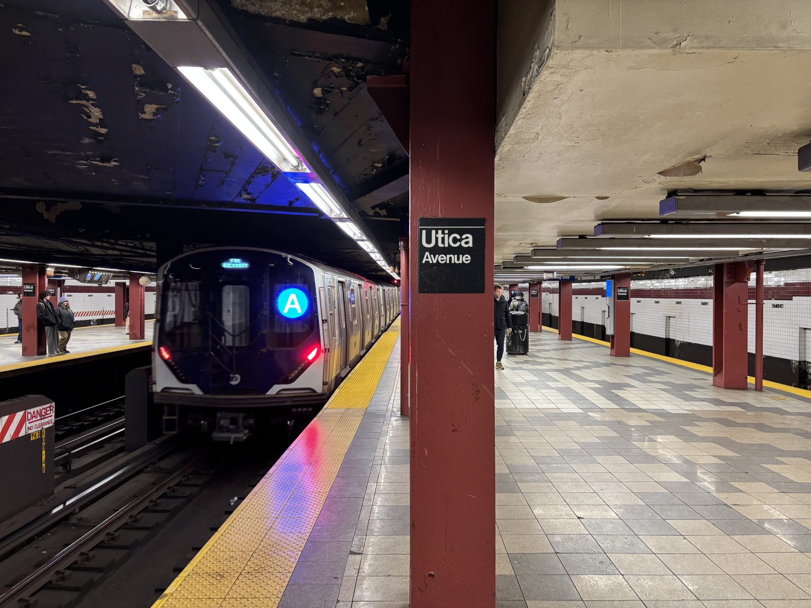 Utica Avenue站北行站台,A线列车进站(2026年1月摄,资料图)。图片:Wikimedia Commons,用户IliketrainsR211T(CC BY 4.0)。