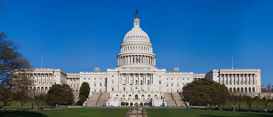 美国国会大厦(资料图)。两党议员本周接连出手,试图阻止特朗普的俄柴油协议。