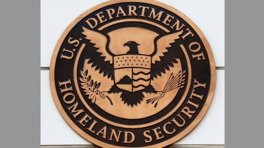 相关新闻配图:H-1B 续签免审将终结:拟废尊重旧批件,工卡延期同停