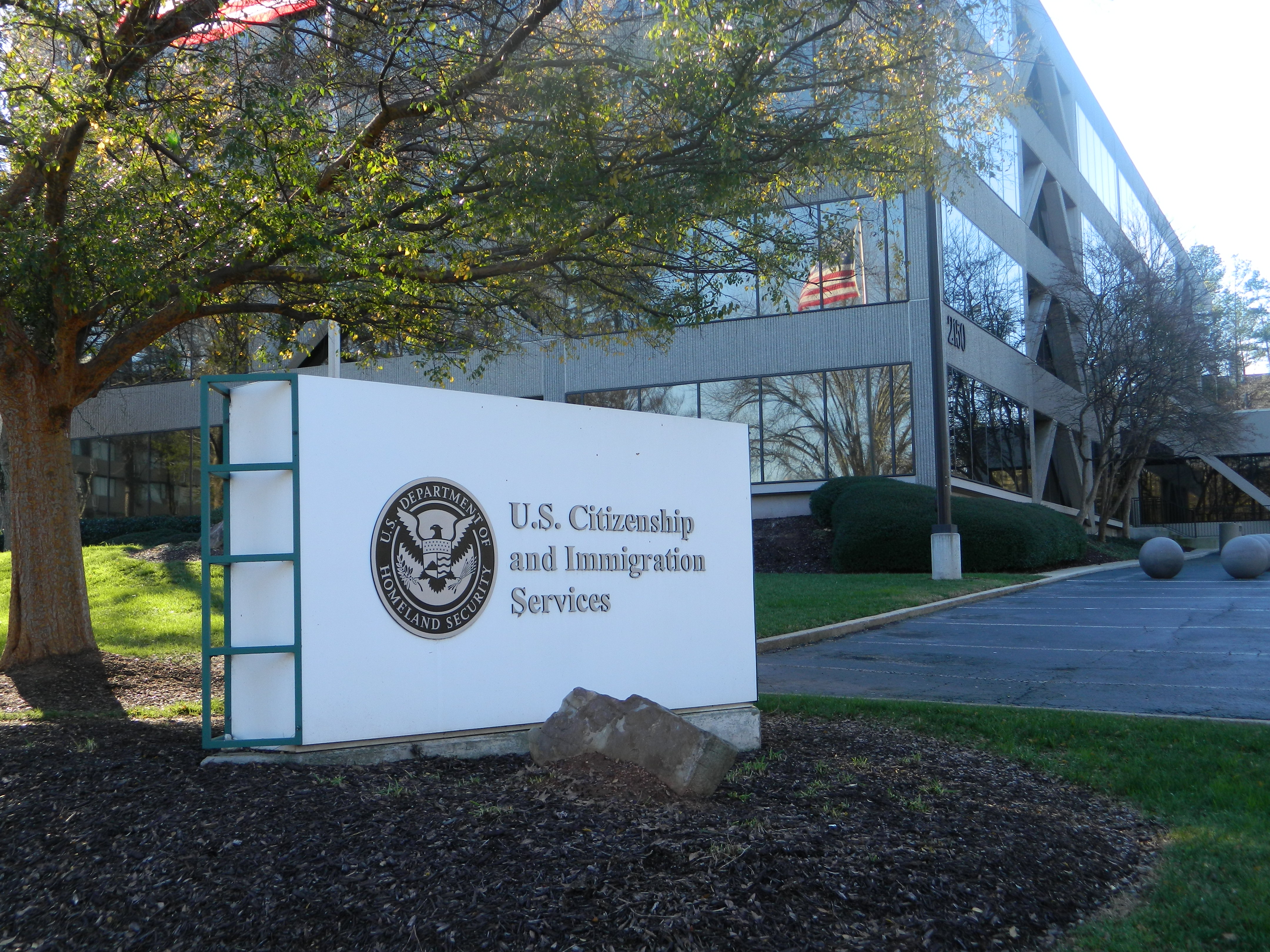 美国公民及移民服务局(USCIS)。该局10月14日发布终版规则,确认取消540天工卡自动延期,并提案取消延期审查中的“认前账”惯例。(摄影:Gulbenk,CC BY-SA 3.0)