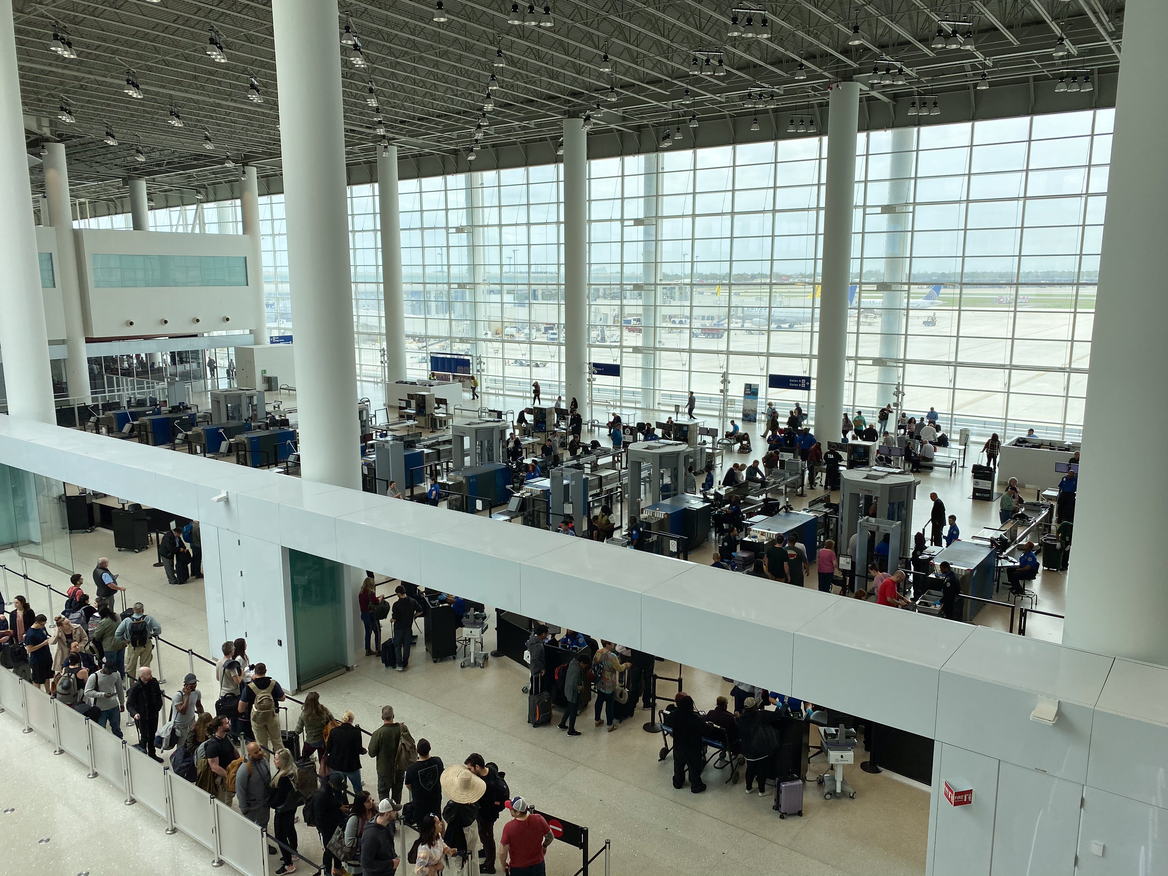 机场 TSA 安检通道。停摆期间约5万名安检员无薪上岗,请病假率走高,多家主要机场出现长队。(摄影:Tony Webster,CC BY 2.0)