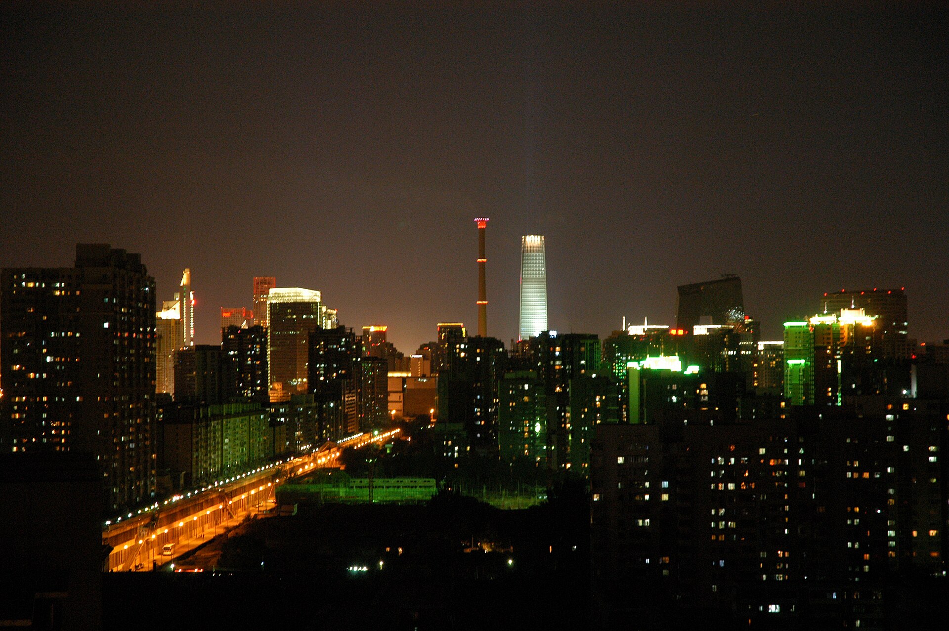 北京CBD夜景。路透调查显示,市场已把LPR按兵不动定价到2027年第一季度。(资料图,图片来源:Scott Meltzer,Wikimedia Commons)