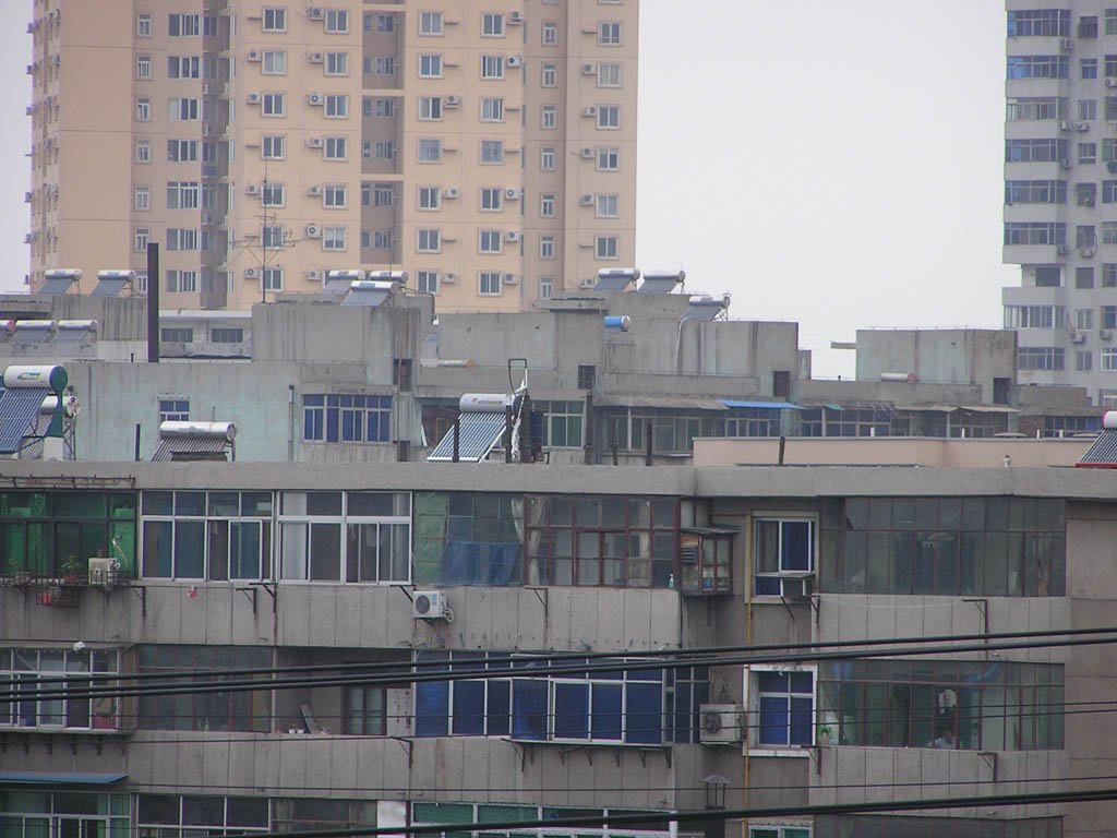 居民楼顶的太阳能集热器(资料图)