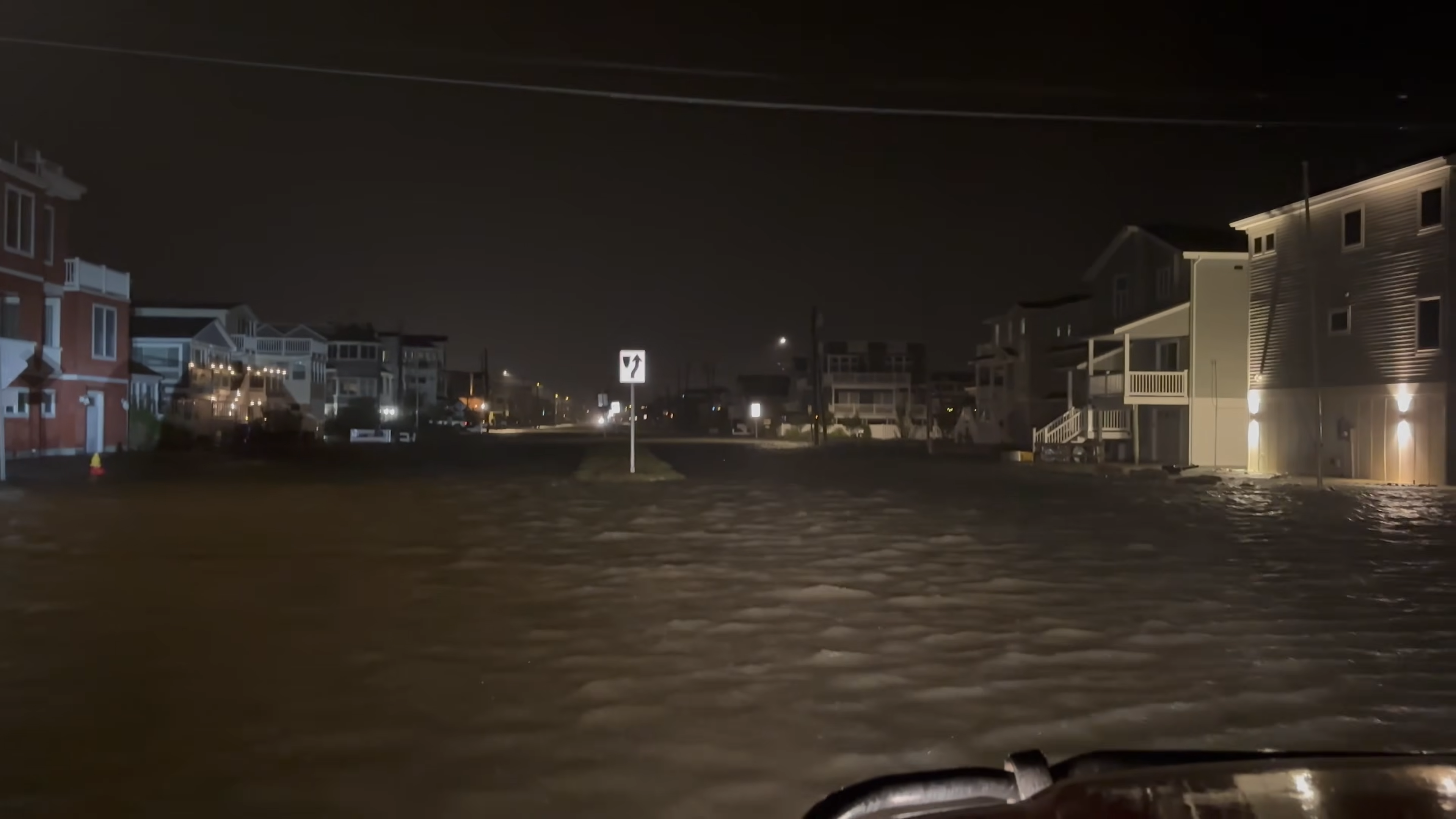 9月26日,新泽西州 Surf City 街道被洪水淹没,风暴潮叠加暴雨导致泽西海岸多地内涝