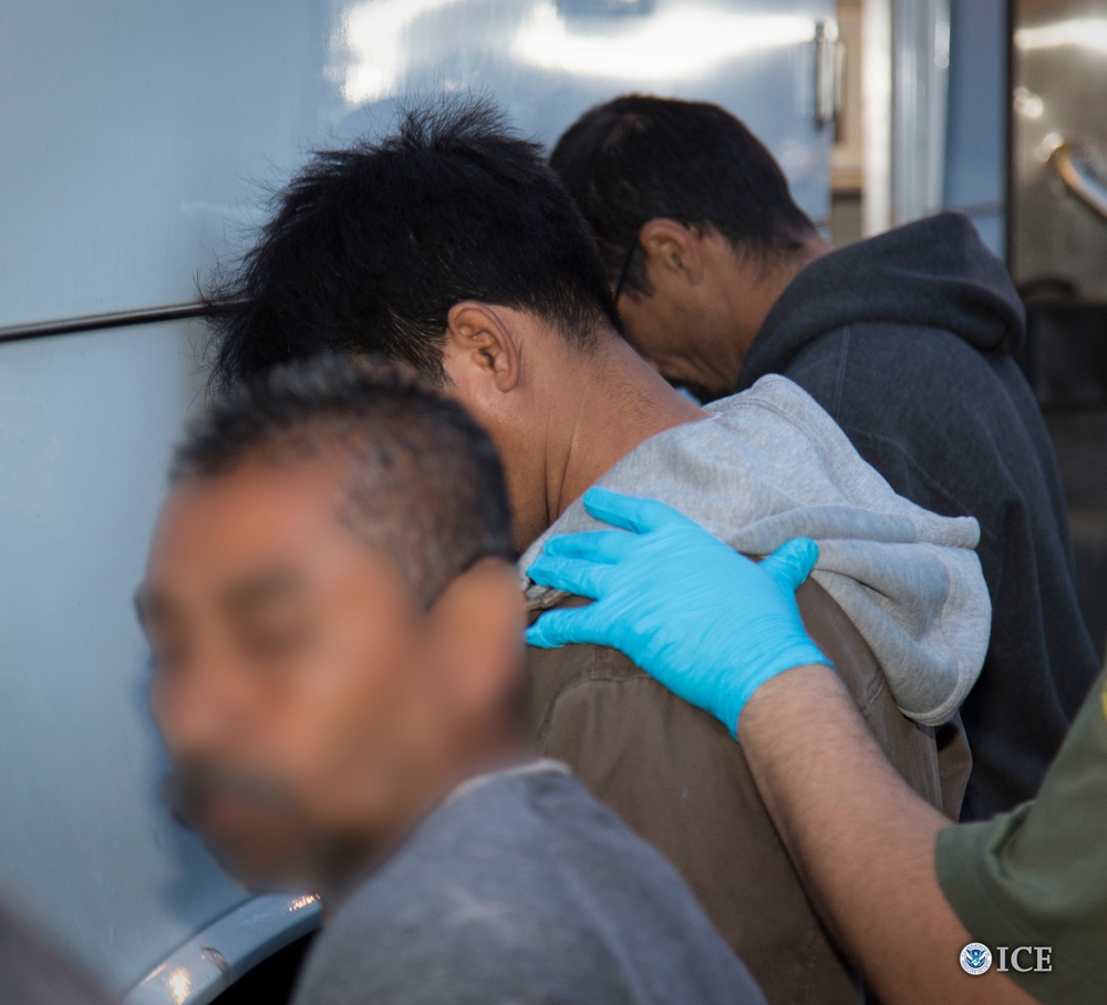 2018年3月,ICE在圣地亚哥与因皮里尔县集中执法行动中逮捕嫌疑人,该行动共逮捕114人(资料照片)。图片来源:美国移民与海关执法局(ICE),经 DVIDS 发布(公有领域)