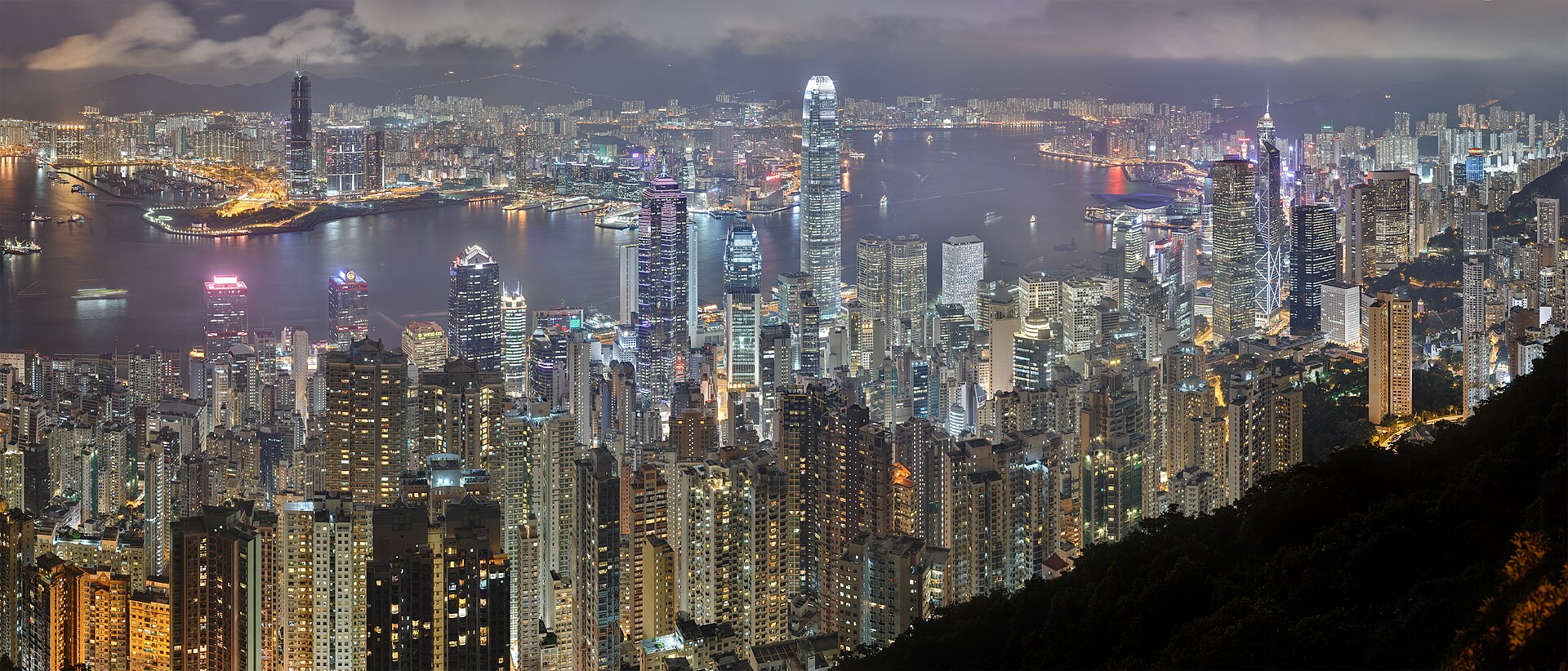 香港夜景。离岸信托追税风暴下,香港与新加坡的财富管理机构首当其冲。(图片来源:Base64,经 Wikimedia Commons(CC BY-SA 3.0))