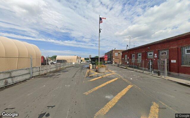Van Wyck 高速 Harper Street 段街景(示意,非事发时实拍;街景拍摄于2022年8月)