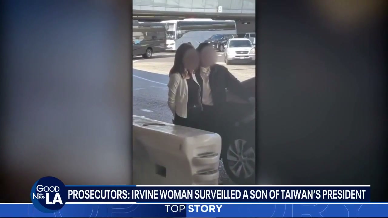 联邦探员在洛杉矶国际机场将张婉莹带走(FOX 11 报道画面,人物面部经模糊处理)。图片来源:FOX 11 Los Angeles