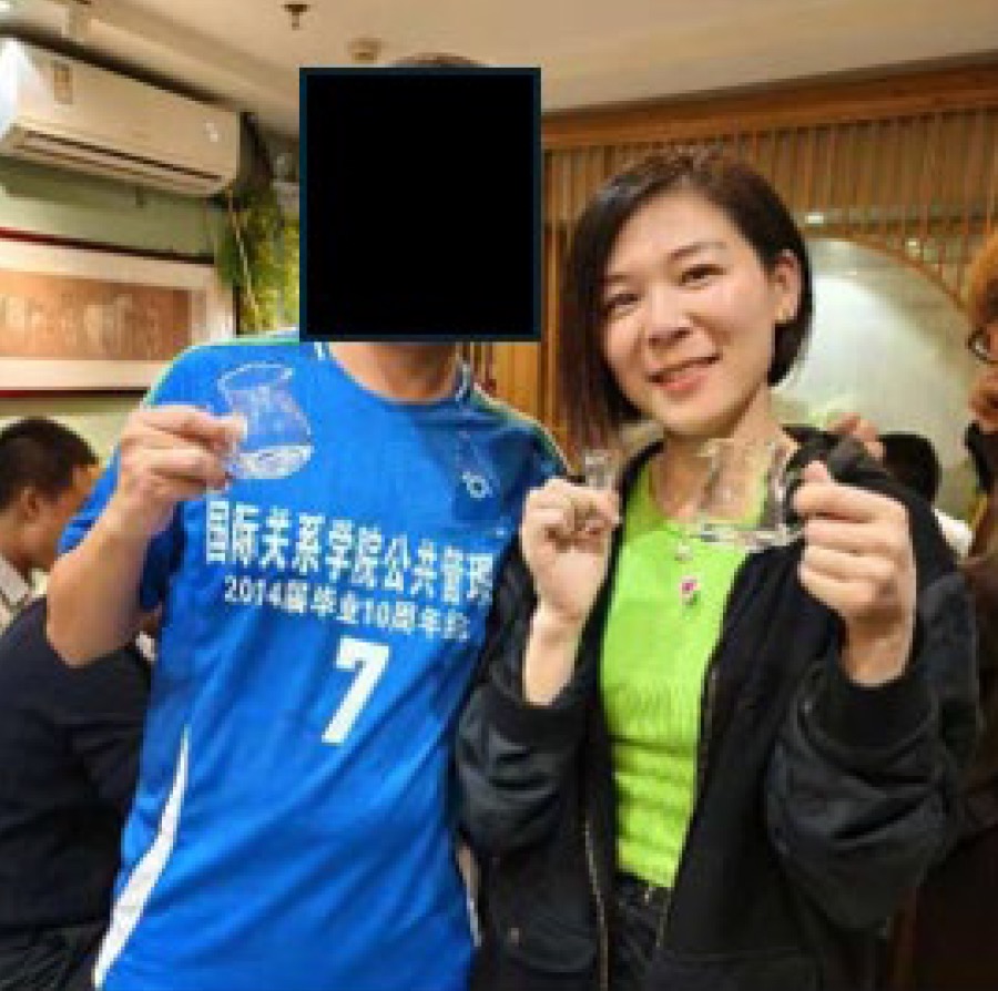 诉状中的照片:张婉莹与一名面部被遮挡的人士合影。图片来源:美国司法部刑事诉状(经《纽约邮报》报道)
