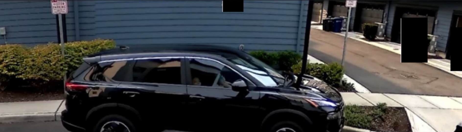 诉状中的监视照片:检方指控张婉莹乘黑色 SUV 在目标住宅外活动(车牌与人脸信息已遮挡)。图片来源:美国司法部刑事诉状(经《纽约邮报》报道)