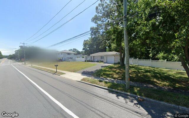 ICE 目击报告街景示意 · 61 College Rd, Selden, NY 11784, USA
